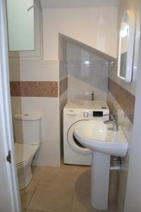 La petite salle de bains est pourvue d'un lavabo et de toilettes. dans l'établissement Il-Qastna Holiday House, à Żejtun