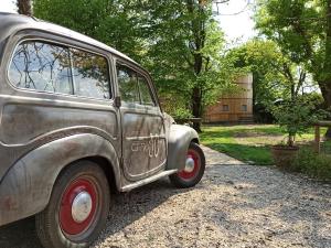 un viejo coche gris estacionado en un patio en Botte Verticale Civ.80, en Santa Maria di Piave