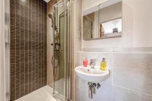 a bathroom with a sink and a shower at London Heathrow Living Holywell Serviced Houses - 3 and 4 bedrooms By Ferndale in Stanwell +179 photos