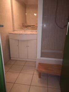 y baño con lavabo y ducha. en Les Thermes de Vernet-les-bains en Vernet-les-Bains