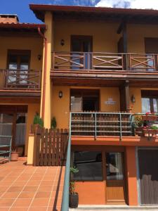 Balkón alebo terasa v ubytovaní PRECIOSO CHALET JUNTO A POTES CON PISCINA-4 Hab,3 Baños
