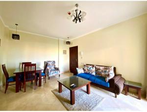 Posezení v ubytování Comfy apt by Sentido Marsa Alam + 13 fotografií