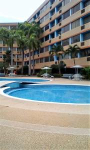 una gran piscina frente a un edificio en Desarrollo Turístico Punta Brava Tucacas Morrocoy, en Tucacas