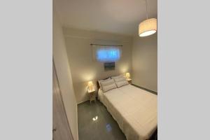 Giường trong phòng chung tại Karavias cosy Vlicho house