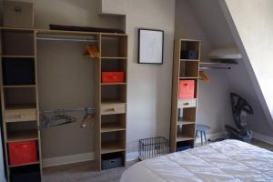 um quarto com uma cama e algumas prateleiras em Les Mansardes du centre ville ,vue Loire em Blois