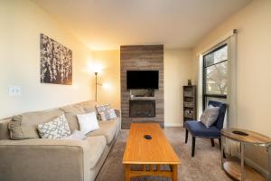 ein Wohnzimmer mit einem Sofa, einem Tisch und einem TV in der Unterkunft Pointe Royale Golf Resort in Branson