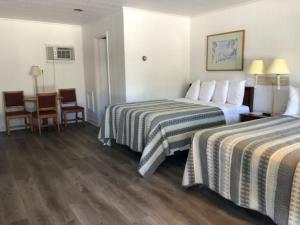Ein Bett oder Betten in einem Zimmer der Unterkunft Swell Motel