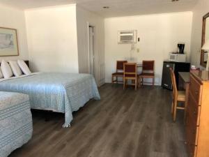 Ein Bett oder Betten in einem Zimmer der Unterkunft Swell Motel