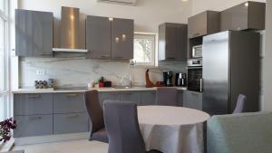 Kuchyň nebo kuchyňský kout v ubytování Villa Wind Apartments