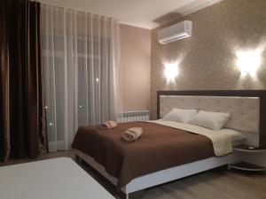 ein Schlafzimmer mit einem Bett mit zwei Handtüchern darauf in der Unterkunft Апартаменти в "Арена Віладж" in Poljana