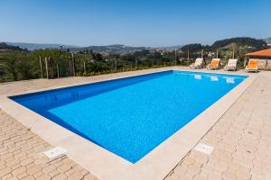 una gran piscina de agua azul en Partezins 2 en Castelo de Paiva