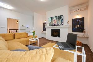 TV a/nebo společenská místnost v ubytování New 4* apartman Zoa in Trogir