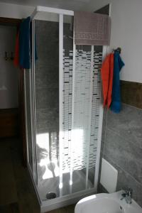 ヴァルトゥルナンシュにあるFurggenのシャワー、トイレ、洗面台を備えたバスルーム +6枚の写真