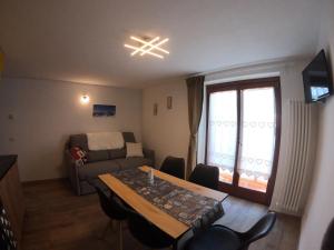 ヴァルトゥルナンシュにあるFurggenのテーブルとソファのあるリビングルーム