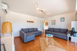 Posezení v ubytování Apt With Pool 10 Min From The Beach