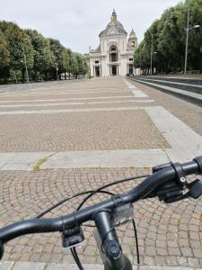 ベヴァーニャにあるAgriturismo Etico Le Grazieの建物前に駐輪する自転車