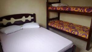 1 dormitorio con 2 literas en una habitación en Residencial Chalés Lunamar Ubatuba, en Ubatuba