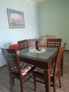 tavolo da pranzo con 2 bicchieri di vino di Romanina Appartamento Giuland a Roma
