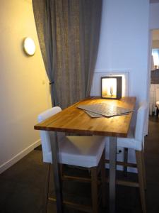 een eettafel met stoelen en een lampje erop bij Zentral Studio in Gif-sur-Yvette