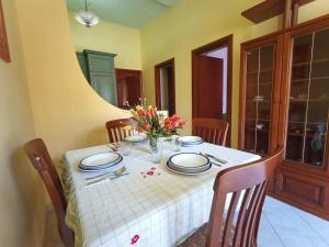 - une table à manger avec des assiettes et des fleurs dans l'établissement Mediterraneo Appartaments, à Lampedusa