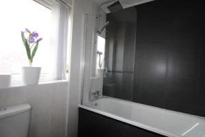 Koupelna v ubytování Anjore House - Modern Serviced Apartment in Belfast