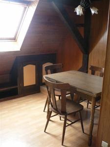 una mesa y sillas en una habitación con techo en Residence 3 Chateaux en Ribeauvillé