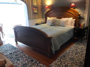 Un pat sau paturi într-o cameră la Sea Breeze Manor Inn