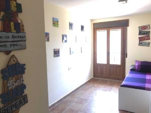 Zimmer mit Tür und Bildern an der Wand in der Unterkunft Costa Esuri Golf y Playa II in Ayamonte