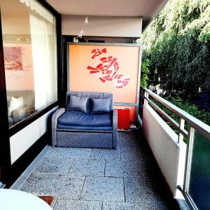 a blue chair sitting on top of a balcony at Apartment 3 Minuten zu Fuss zum Meer (40m²) in Lübeck