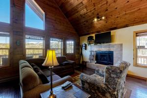 sala de estar con sofá y chimenea en Timberline Vista, en Cripple Creek