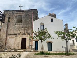 a church with a cross on the side of it at Casetta delle anfore in Alliste