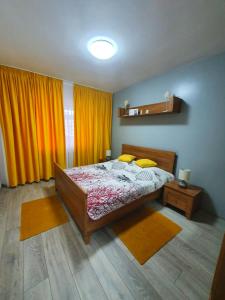 una camera con letto e tenda gialla di Yellow House Luxury Berceni a Bucarest