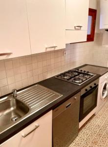 A kitchen or kitchenette at La Casa Smeralda Még 23 kép