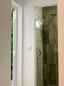 bagno con doccia e parete in legno di Casa Térrea 2 Pax Olhão a Olhão Altre 28 foto