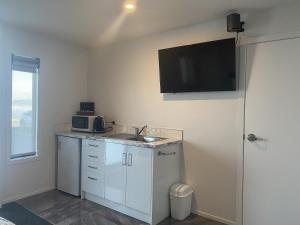 TV a/nebo společenská místnost v ubytování Lakefront Lodge Taupo