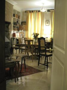 een woonkamer met een eettafel en stoelen bij Maison de la Loire in La Charité-sur-Loire
