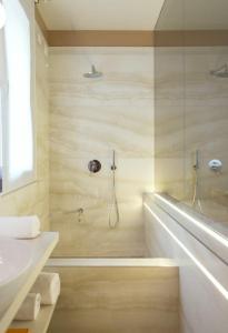 Koupelna v ubytování RICCIONE SUITE DESIGN