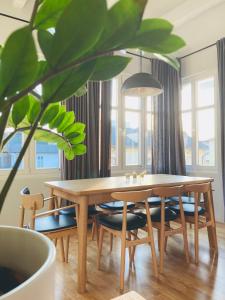 una sala da pranzo con tavolo e pianta in vaso di Apartament Ludowa 4 Miedzyzdroje a Międzyzdroje