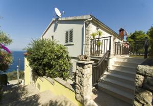 ein Haus mit einer Treppe zum Meer in der Unterkunft Apartments Dijana - 20m from the sea in Prigradica