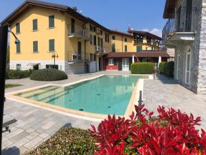 a swimming pool in front of a building at Bellagio Love apartment Pool Near lake Free parking in Bellagio