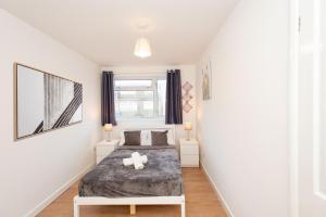 Llit o llits en una habitació de Stunning four bedroom house close to Excel, O2 & Central London with free parking