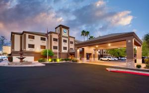 Best Western Downtown Phoenix في فينكس: مبنى فيه برج الساعه في مواقف السيارات