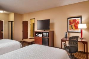 ein Hotelzimmer mit einem Bett, einem Schreibtisch und einem TV in der Unterkunft Best Western Downtown Phoenix in Phoenix