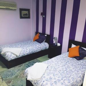 מיטה או מיטות בחדר ב-Downtown Inn