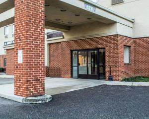 un bâtiment en briques avec une grande porte en verre dans l'établissement Sleep Inn Richmond North, à Richmond