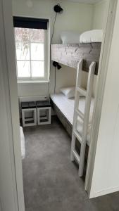 Katil dua tingkat atau katil-katil dua tingkat dalam bilik di Camp Borga