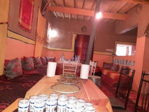 um quarto com uma mesa com copos em Luna del fuego em Ifri