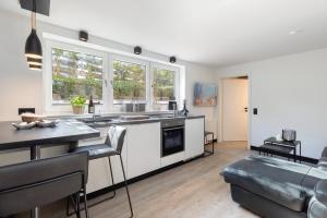 een keuken en een woonkamer met een tafel en stoelen bij Strandhaus am Yachthafen Wohnung 9 in Grömitz