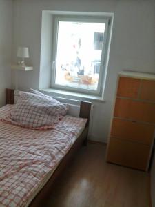 1 dormitorio con cama y ventana en Babel, en Trier