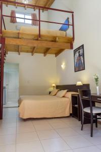 Un pat sau paturi într-o cameră la Hotel Cerro Blanco